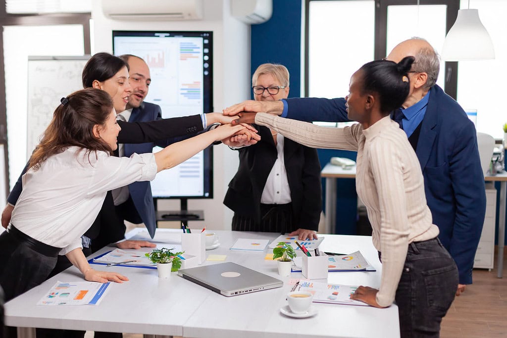Grupo de pessoas comemorando sucesso da empresa