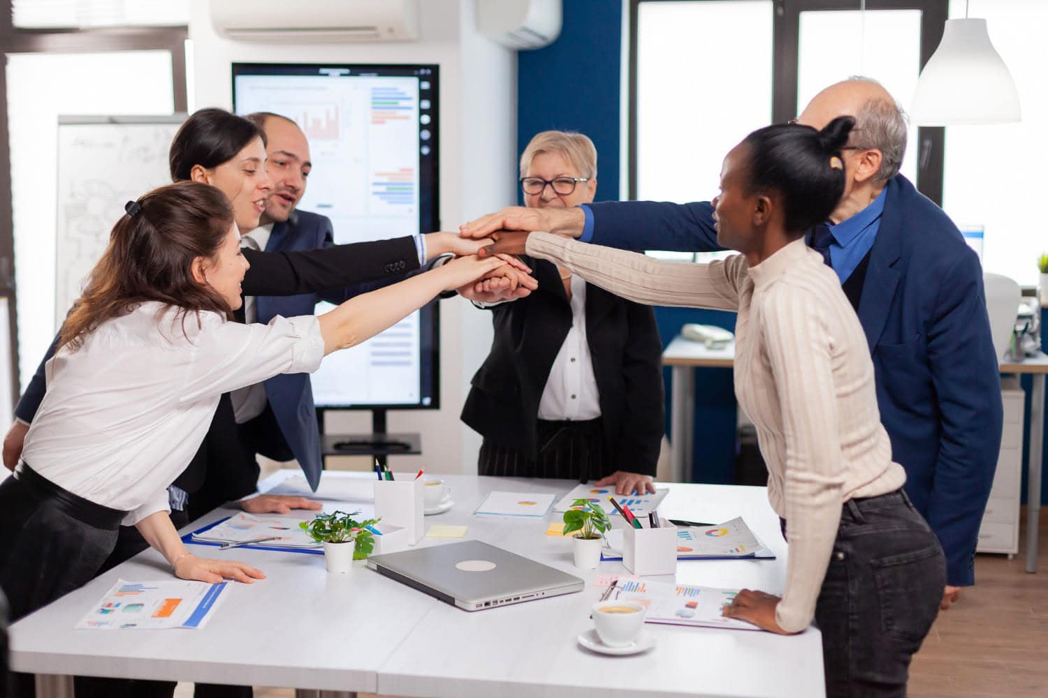 Grupo de pessoas comemorando sucesso da empresa